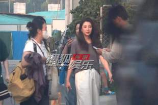 殷桃拍杂志收工下班 简约穿搭依旧凸显绝佳体态