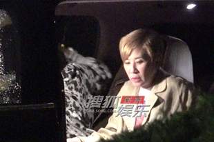 吴君如深夜收工返回酒店 行程紧凑依旧神采在线