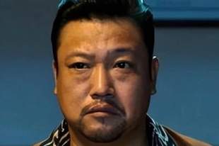 贾冰亮相《欢迎来到龙餐馆》成都路演,被沈腾贴脸开大问最近聚会没,本人亲自回应酒后爆粗口传闻