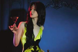 杨超越穿吊带裙露出白皙美背 手持酒杯妩媚又性感