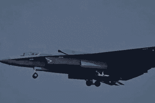 作战半径超4000公里,3内置弹舱无人机指挥,歼-36定义新空战规则