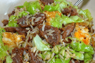 包菜牛肉焖饭，肉香菜甜一锅焖出家常踏实滋味