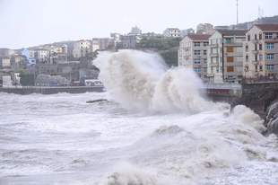 最新：“巴威”登陆地点有变！中央气象台发布今年首个暴雨红色预警！多地宣布“五停”，沪杭机场取消航班超400架次