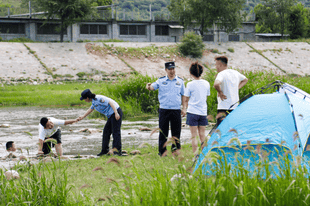 景中有“警”，济南公安护航游客平安暑期出游