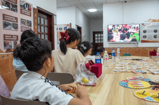 用色彩倾听特殊儿童心声,“伊起爱”艺术疗愈画展走进西关
