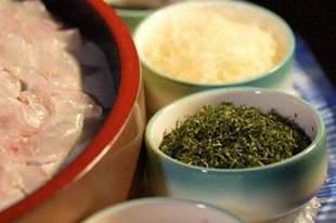 八宝鱼生：薄如蝉翼的鱼片，遇上八重滋味的暴击