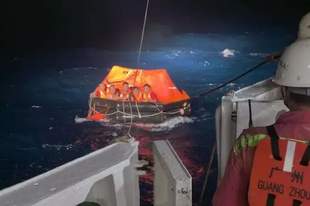 越南籍船舶南海遇险沉没，目前已有44人获救，中方出动6艘船舶、1架救助直升机
