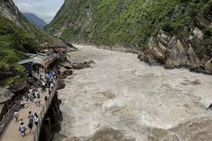 香格里拉虎跳峡景区:山体落石区域不在景区游览开放范围内,游览区域无安全隐患