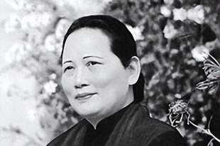 宋庆龄晚年含泪坦言:纪念碑那八个字,就是毛主席一生的墓志铭