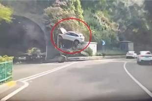 重庆一男子驾车经过隧道口，车辆腾空而起悬在半空，消防： 2人已送医，正调查原因