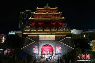 广西南宁:美食街夏夜“有好戏” 钟鼓楼里戏韵悠扬