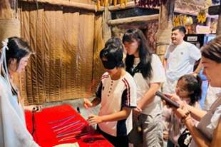 暑期沉浸式旅游热潮调查:从“看风景”到“入场景”,遍地NPC避免陷入“同质化假面”