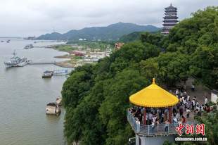 (长江十年行)江西石钟山暑期游客络绎不绝:观长江滔滔 览鄱湖浩渺