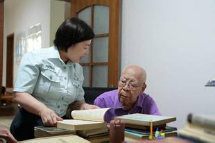 96岁抗战老兵刘世钺捐赠123本眼科书籍培育青年医者