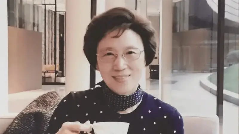 董卿母亲因癌症去世 父亲发文悼念:希望你常回家看看