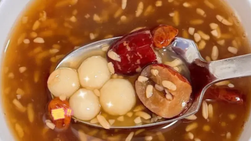 无馅圆子软糯回甘,醪糟红糖交织地道山城甜韵