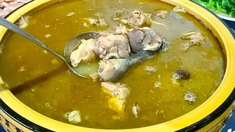 舌尖上的乡愁：怒江漆油鸡的烟火诗意
