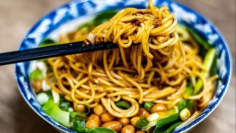 文食肆热干面:从武汉到河北,一碗面里的南北情缘