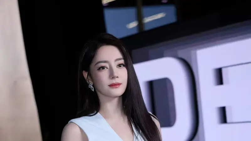迪丽热巴全程捂胸显局促!女明星光鲜背后满是无奈