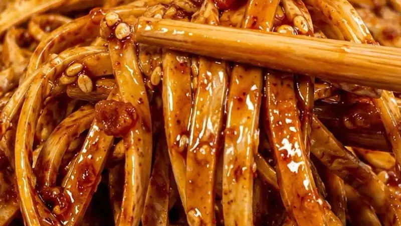 香辣孜然豆皮丝：比辣条还过瘾的家常下酒菜，一口香到停不下来！