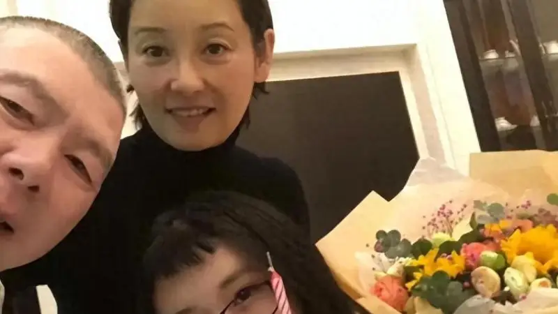 58岁猛然回春的徐帆,亲手撕碎冯小刚体面,养女长相只是冰山一角
