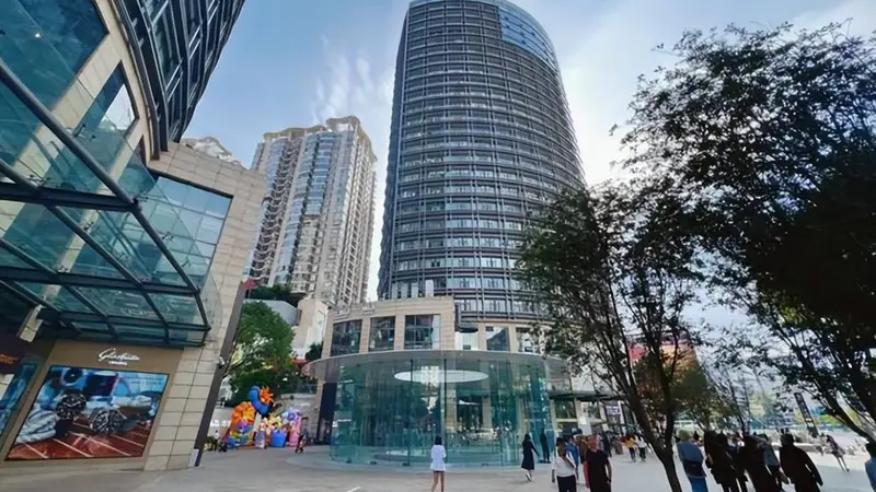 云南昆明营业额最高的商场,地理位置优越,还有苹果直营专卖店