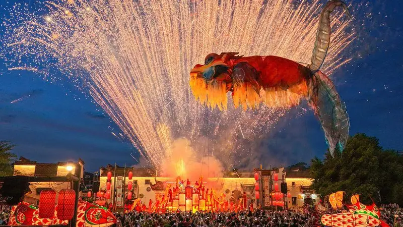 惊艳！安徽黄山“飞天鳌鱼”夜游表演点亮千年古村
