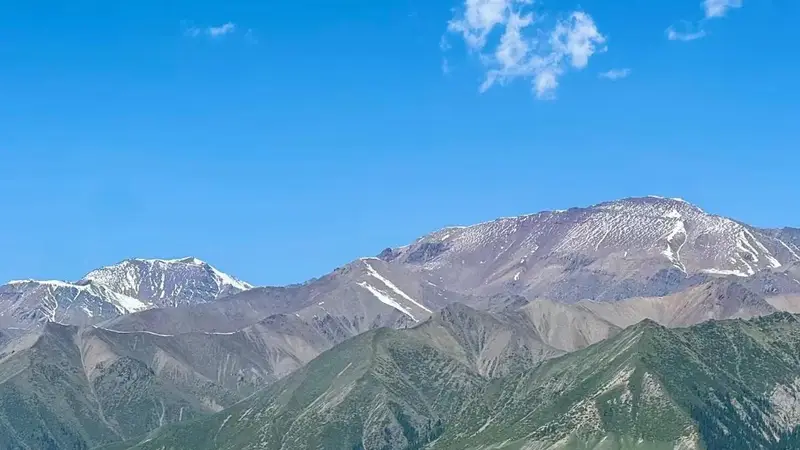 赛里木湖自驾按人头收费引争议，景区回应引发游客不满