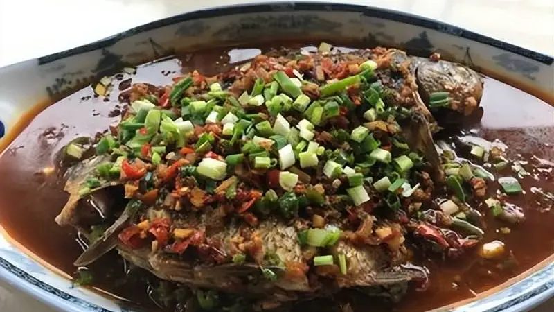 广丰豌豆烧鲫鱼：赣菜饶帮菜中的至鲜风味