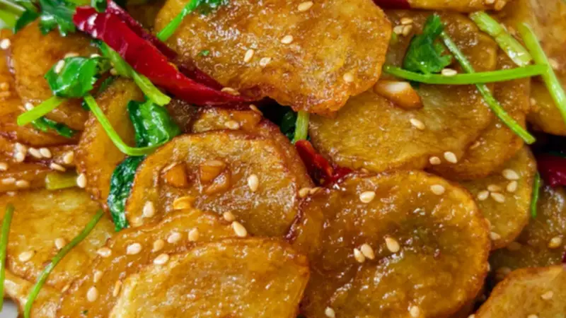质朴食材巧烹制,一口干锅土豆品味湘地日常