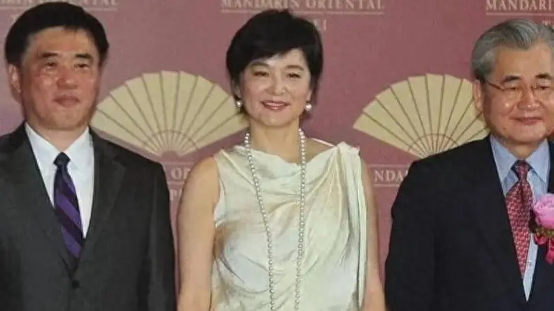 林青霞剪了超短发减龄20岁，穿白色连衣裙亮相，一看就是有钱太太