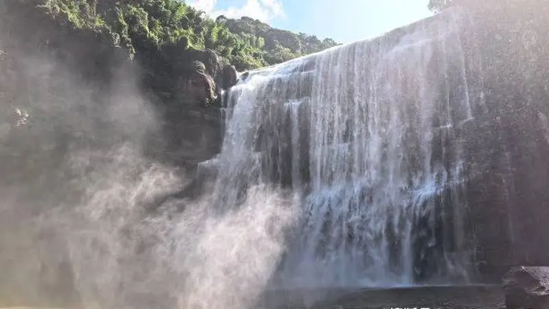 赤水丹霞旅游区·大瀑布，被称为“千瀑之市”。
