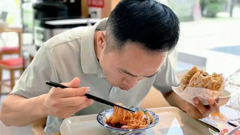 现吃、打包、带回家:肉夹馍在不同状态下有什么变化?