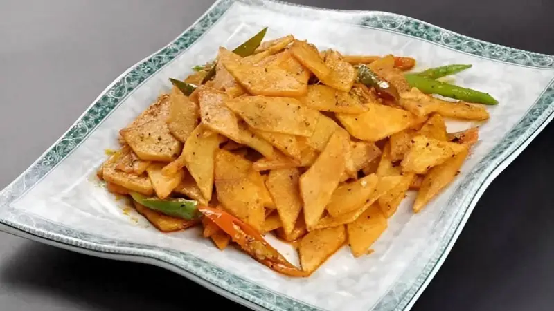 土豆别老炖肉了，换个做法，不油炸不费事，比路边摊烧烤还解馋