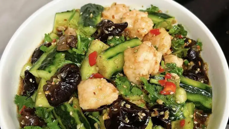 凉拌虾滑黄瓜木耳,酸辣开胃有秘诀?家常菜的隐藏美味等你解锁