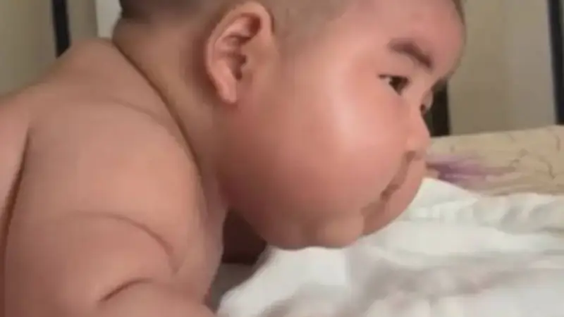 7个月宝宝送奶奶家一个月,被喂到28斤,妈妈见到差点没认出来,不知道是喜还是忧