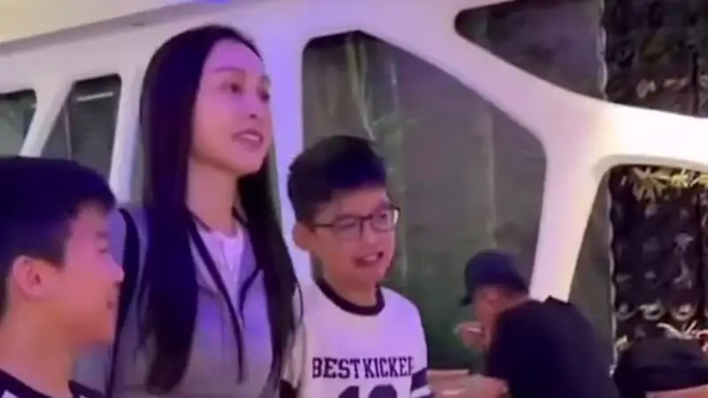 范玮琪一家四口出行游玩 双胞胎儿子身高出挑长腿瞩目
