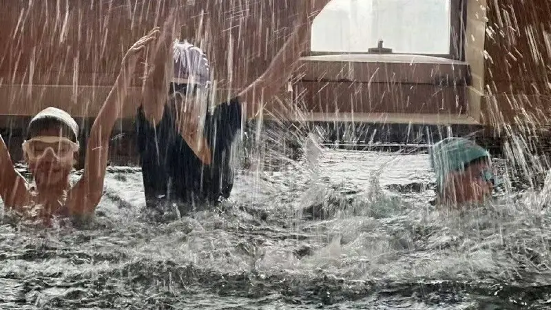 章子怡带娃游泳戏水 温馨有爱松弛治愈