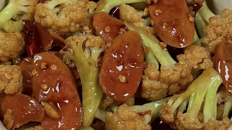 干锅花菜炒火腿肠，这盘脆嫩香辣太费饭了