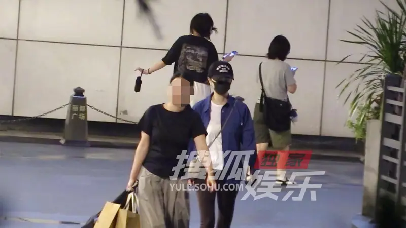 景甜自律日常练瑜伽 休闲运动穿搭松弛自在