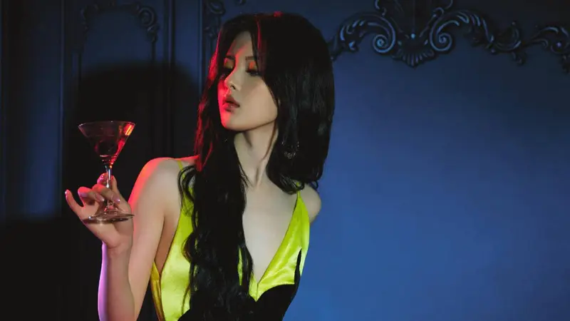 杨超越穿吊带裙露出白皙美背 手持酒杯妩媚又性感