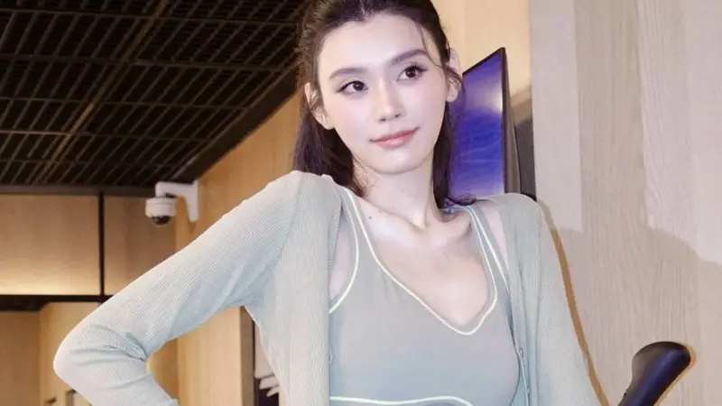 奚梦瑶晒健身美照身材好 露纤细腰腹马甲线吸睛