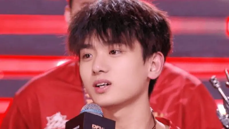 21岁小伙请假参加电竞比赛,获得世界冠军,老师以为他被骗进传销