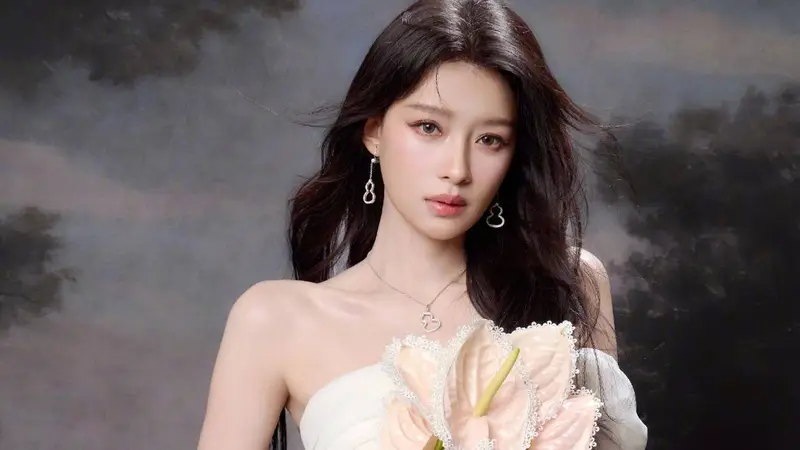 孙怡穿抹胸白裙身材凹凸有致 怀抱鲜花好似神女降临