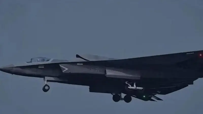 作战半径超4000公里,3内置弹舱无人机指挥,歼-36定义新空战规则