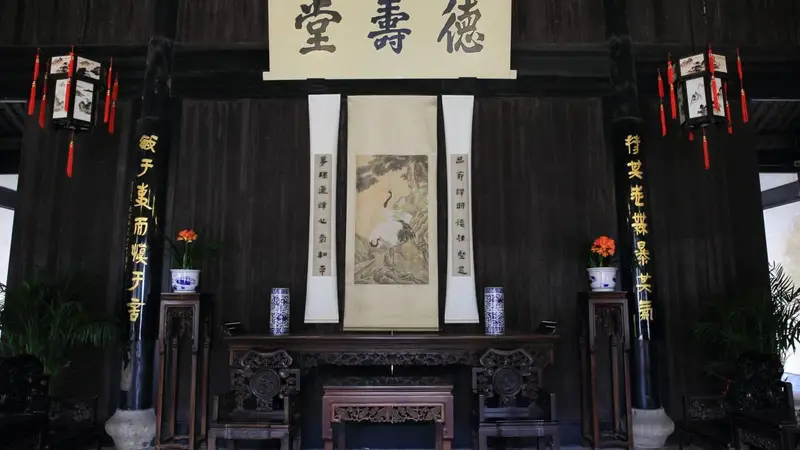 我们公司20人从北京飞杭州，然后去湖州、嘉兴，旅行社能帮忙订一家能开会的酒店吗？