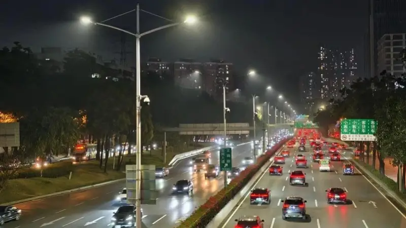 路灯更舒服了？深圳4.86万盏更新，高光效LED上岗