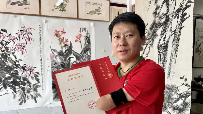 43岁无手考生今天拿到博士录取通知书：“要给残疾孩子打个样儿！”