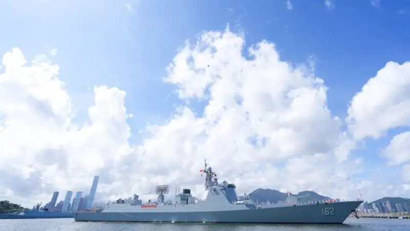 海军舰艇编队在香港举行甲板招待会