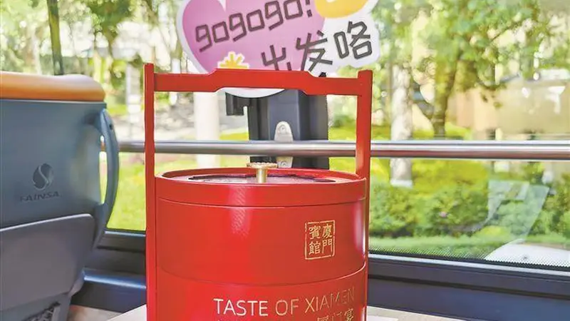公交车上边玩边吃 厦门开通餐饮主题观光巴士
